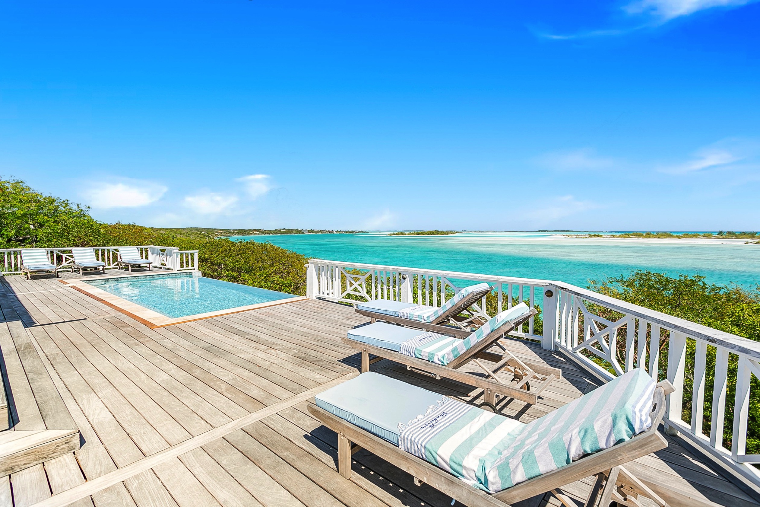Sunchairs Infinitypool Bakari house Great Exuma Bahamas